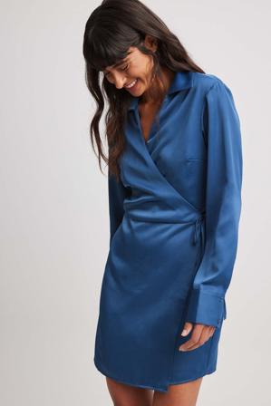 NA-KD Robe chemise courte nouée à la taille - Robe Portefeuille - Bleu - EU 42