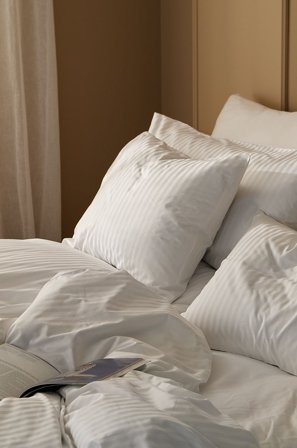 Staycation - Putetrekk Magical i sateng - Hvit - Putevar - 50X90 - Fra Homeroom