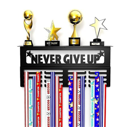 Medalholder med hylle "Never Give Up" - Enkel montering i karbonstål for trofeer og medaljer