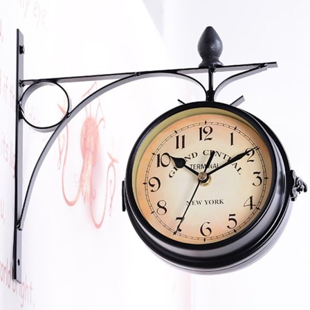 Væg ur i stil med et amerikansk togstationsur