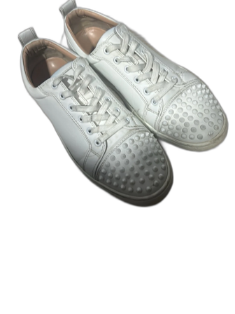 Vita sneakers med nitar från Louboutin