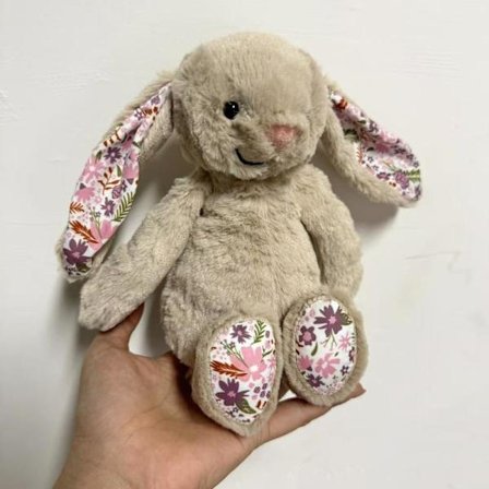 Jellycat Bartholomew Plyslegetøj, blødt og behageligt, perfekt til børn, Valentinsdagsgaver, samlerobjekter, 45 cm beige blomstret kanin.