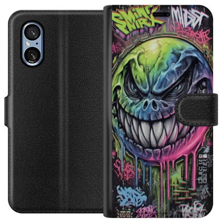 Kompatibelt Lommeboketui til Sony Xperia 5 V Fargerik graffitiillustrasjon av et ondskapsfullt smilende monsteransikt med dryppende neonfarge