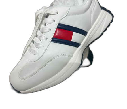 Nytt sneakers med röd och blå detalj