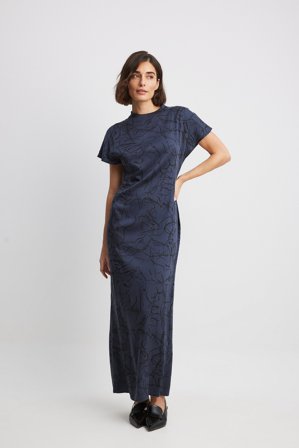 NA-KD ART Robe longue à détail au niveau de la taille - Robe imprimée - Bleu Marine - EU 34