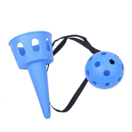 Nybörjare kastar och fångar roliga bollar och mjuka koppar