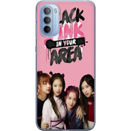 Kompatibel Mobilcover til Motorola Moto G31 BLACKPINK In Your Area med gruppefoto af Lisa, Jennie, Jisoo og Rosé foran en lyserød baggrund og stærkt K