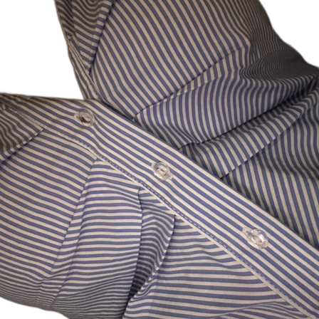 Blårandig skjorta med knappar