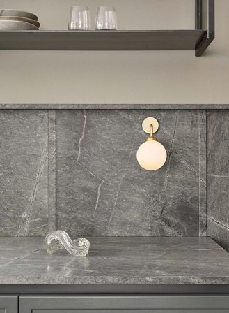 Apiales vegglampe - brushed brass/opal