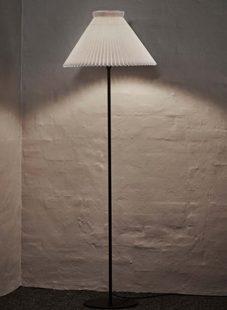 LK334H gulvlampe m/akrylskjerm - hvit