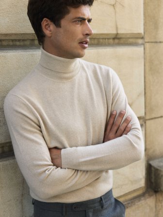 Sandfarbener Rollkragenpullover aus Kaschmir