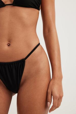NA-KD Swimwear Rosdetaljerade bikinitrosor med knytband - Bikini - Svart - XX-Large
