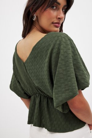 NA-KD Draperad peplumtopp - Toppar med puffärm - Grön - L