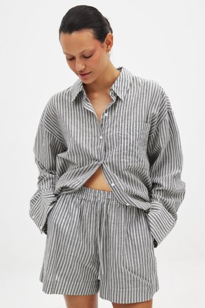 NA-KD Shorts med virkning i mellanhög modell - Shorts - Grå/Randig - EU 38