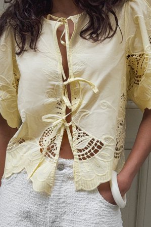 NA-KD - Anglais bluse med knyting foran - Bluser - Gull - EU 32