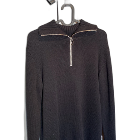 Stickad tröja med liten dragkedja.