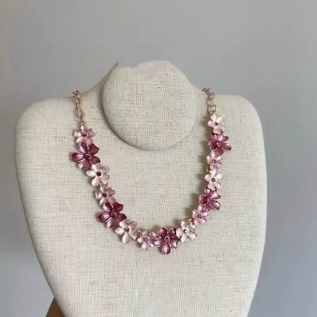 Halsband i tung industriell stil med gnistrande diamantvattenfall och tofsar, perfekt till aftonklänningen, kombinerat med ett modernt, utsökt och 