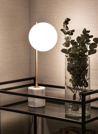 Marble bordlampe H55 - hvit marmor/opal