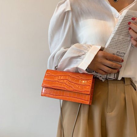 Damväska med en axelrem och kedja, liten fyrkantig väska