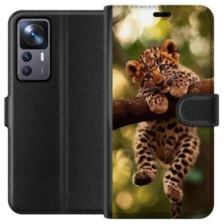 Kompatibelt Lommeboketui til Xiaomi 12T Pro Leopardunge liggende på gren med store øyne myk pels varm jungelfølelse og naturinspirert lekent motiv