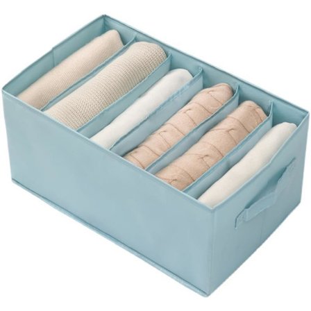 Et jeansskab organiserer tøj i garderoben og et sammenklappeligt