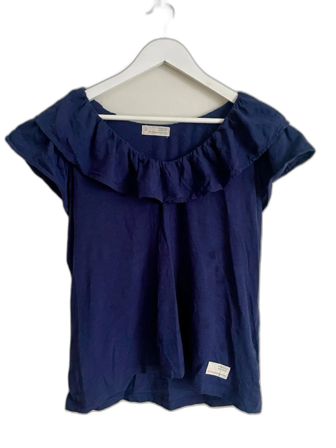 Mörkblå blus med volang från Odd Molly