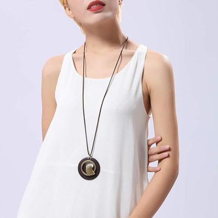 Halsband med Hängsmycke i Trä, Handgjort Smycke, Långt Rep, Stickad Tröja