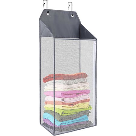 Stor hængende vasketøjskurv, over døren netkurv med lynlås til di