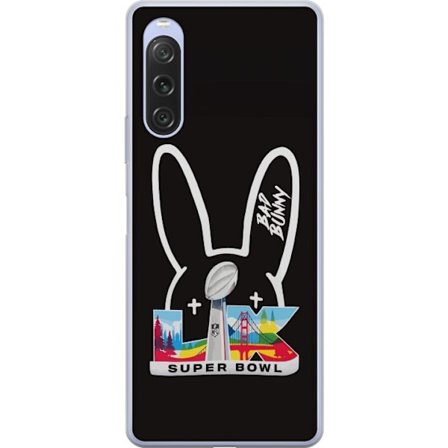 Yhteensopiva Puhelinkuori Sony Xperia 10 V Bad Bunny muotokuvassa avoimella paidalla, tatuoinneilla ja kiharaisilla hiuksilla tyylikkäässä muotikuvauk