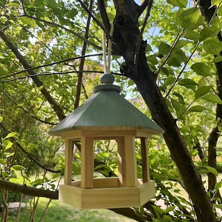 Rustiikkinen Puinen Lintulauta - Houkutteleva Kolibrien ja Papukaijojen Pesä - Turvallinen Lintujenruoan Säilytys Ulkotilojen Puutarhakoristeeksi - 