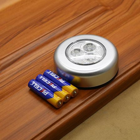 6 LED-lampor 68mm, plus batteri - måste tryckas för att tändas -