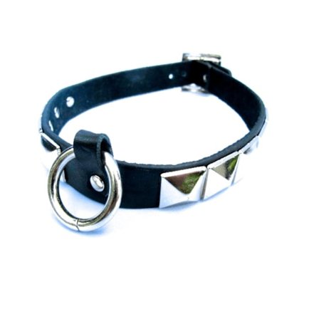 Nithalsband med pyramid nitar och ring i mitten