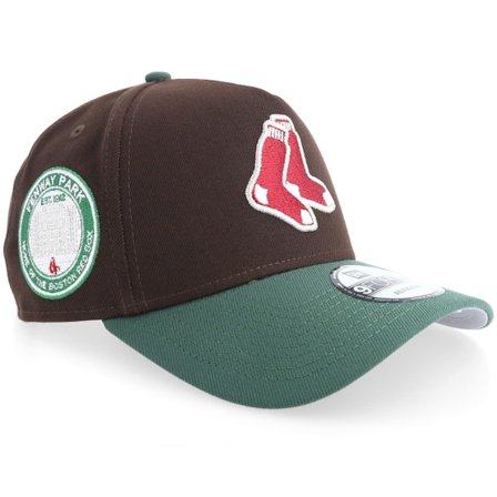 New Era - MLB Brun adjustable Caps - "Hatstore Exclusive x Boston Red Sox 9FORTY Fenway Park Chocolate/Dark Green A-frame Adjustable " @ Hatstore