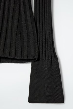 COS Top Z Długim Rękawem Z Prążkowanej Dzianiny in Czarny