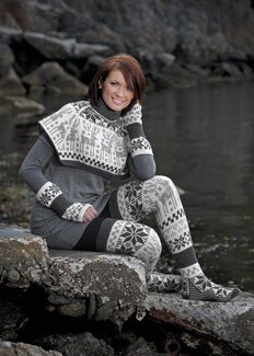 Beskrivning Krage, handledsvärmare och långa strumpor