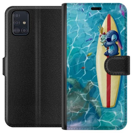 Kompatibel Tegnebogsetui til Samsung Galaxy A51 Afslappende illustration af Stitch der hviler på et surfbræt i klart turkisfarvet vand