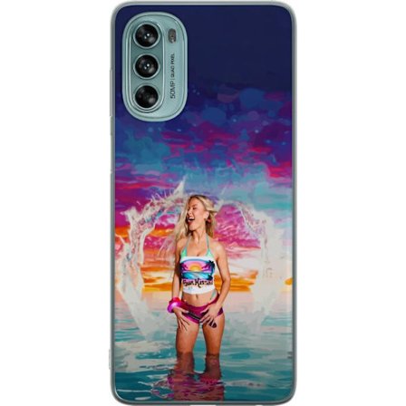Kompatibel Mobilcover til Motorola Moto G62 5G Blond kvinde i farverigt strandtøj, der leger i havet ved solnedgang