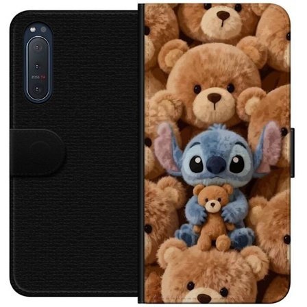 Kompatibelt Lommeboketui til Sony Xperia 5 II Stitch omgitt av brune teddybjørner med en liten teddybjørn i fanget i en søt og koselig kawaii-desig