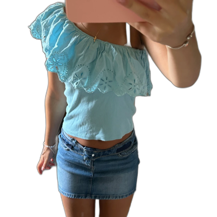 Ljusblå offshoulder blus med volang