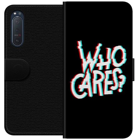 Kompatibelt Lommeboketui til Sony Xperia 5 II Glitch typografi med teksten "who cares" i rødt og cyan på en svart minimalistisk bakgrunn.