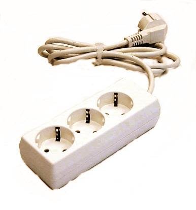 LKB 2403255 Grenuttak 4-veis, jordet, 1,5 meter, Stikkontakter & kabler