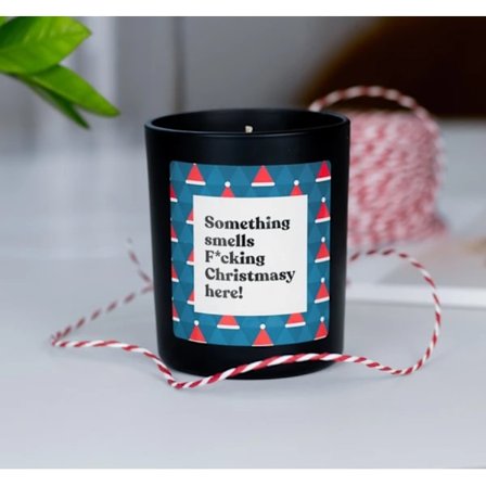 Håndlaget unikt duftlys, tekst Something smells F*cking Christmas here, Jul