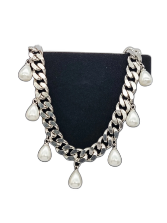 Stilfullt halsband med pärlor