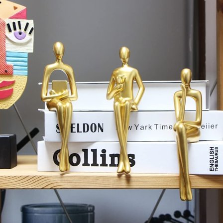 3 st gulddekorerade sittande tänkande statyer abstrakt skulptur, böcker