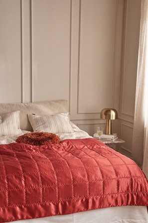 Staycation - Sengetæppe Great i silke - Rød - Sengetæpper - 120X260 - Fra Homeroom