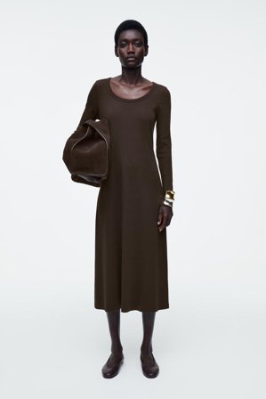 COS Femme Robe Midi En Jersey Côtelé Dress in Marron