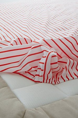 Jotex - Faconsyet Lagen Økologisk Hvid/tomatrød - SIMA - Køb Faconsyede lagener hos Jotex