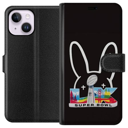 Kompatibelt Lommeboketui til Apple iPhone 15 Plus Bad Bunny portrett med åpen skjorte, tatoveringer og krøllete hår i stilfull motefotografering