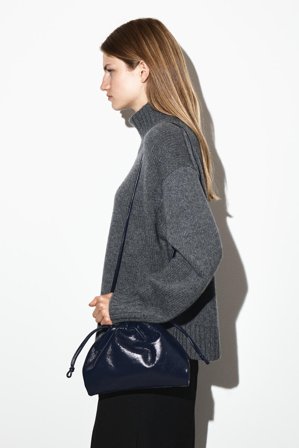 COS Women's Mini Cavatelli Kuvertväska I Läder in Blå