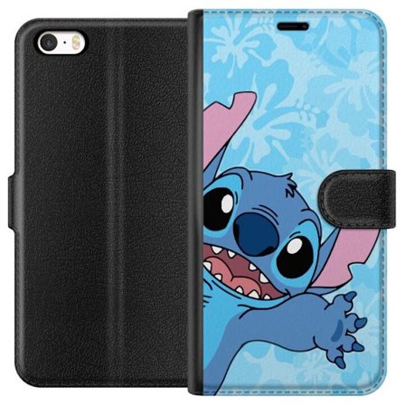 Kompatibelt Lommeboketui til Apple iPhone SE (2016) Leken illustrasjon av Stitch som strekker seg mot kameraet på lyseblå blomstret bakgrunn